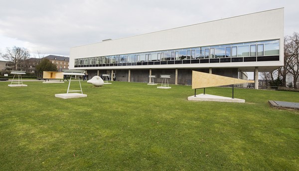 Klanginstallation: Schwingungen – Schwebungen, Edwin van der Heide, 12.12.2015 – 30.10.2016, Vorplatz Universität- und Landesbibliothek Bonn